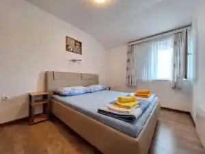 Hrvatska, JADRANOVO, Apartments Frutis